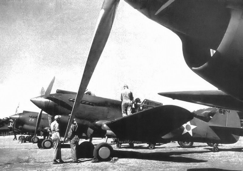 Curtiss P-40B del 21er EscuadrÃ³n de PersecuciÃ³n en su base de Clark Field.