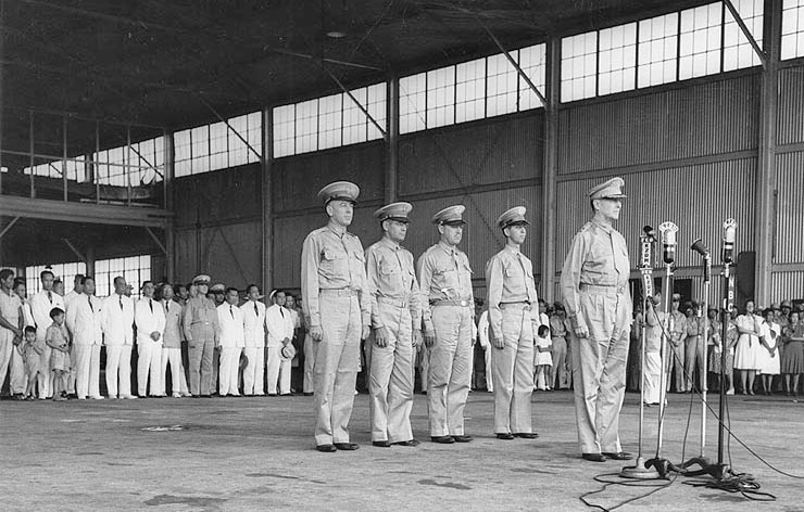 Mac Arthur en una ceremonia el 15 de agosto de 1941. Para entonces las Filipinas eran un lugar seguro.