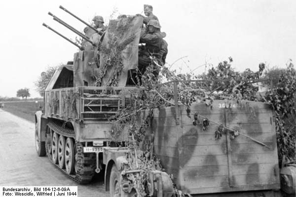 Un 2 cm Flakvierling 38 auf Selbstahrlafette (SdKfz 7/1)