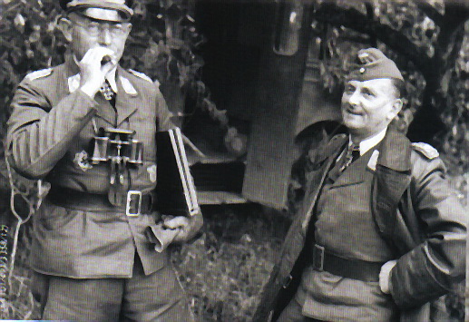 A la izquierda podemos ver al general Pickert, comandante de nuestra unidad, junto al general Alfred Bülowius, comandante en jefe del II Fliegerkorps