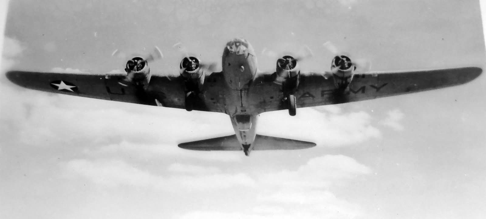 Por su alcance y su capacidad de carga, el B-17 era un arma magnífica con la que atacar las bases japonesas, pero cuando despegó, esa mañana, no fue para eso. 