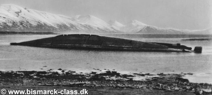 El casco del Tirpitz, tras haber sido hundido, en un fiordo de la costa Noruega. Así terminó la DKM.