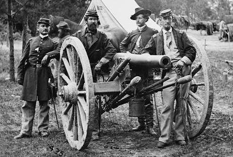 Artilleros confederados junto a su pequeño cañón de tres pulgadas.
