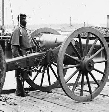 El soldado no es confederado, pero la imagen nos permite hacernos una idea sobre el tamaño del omnipresente Napoleón de 12 libras.