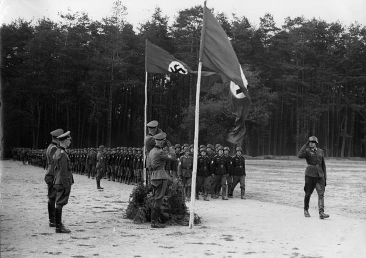 Auxiliares tártaros desfilando ante oficiales alemanes