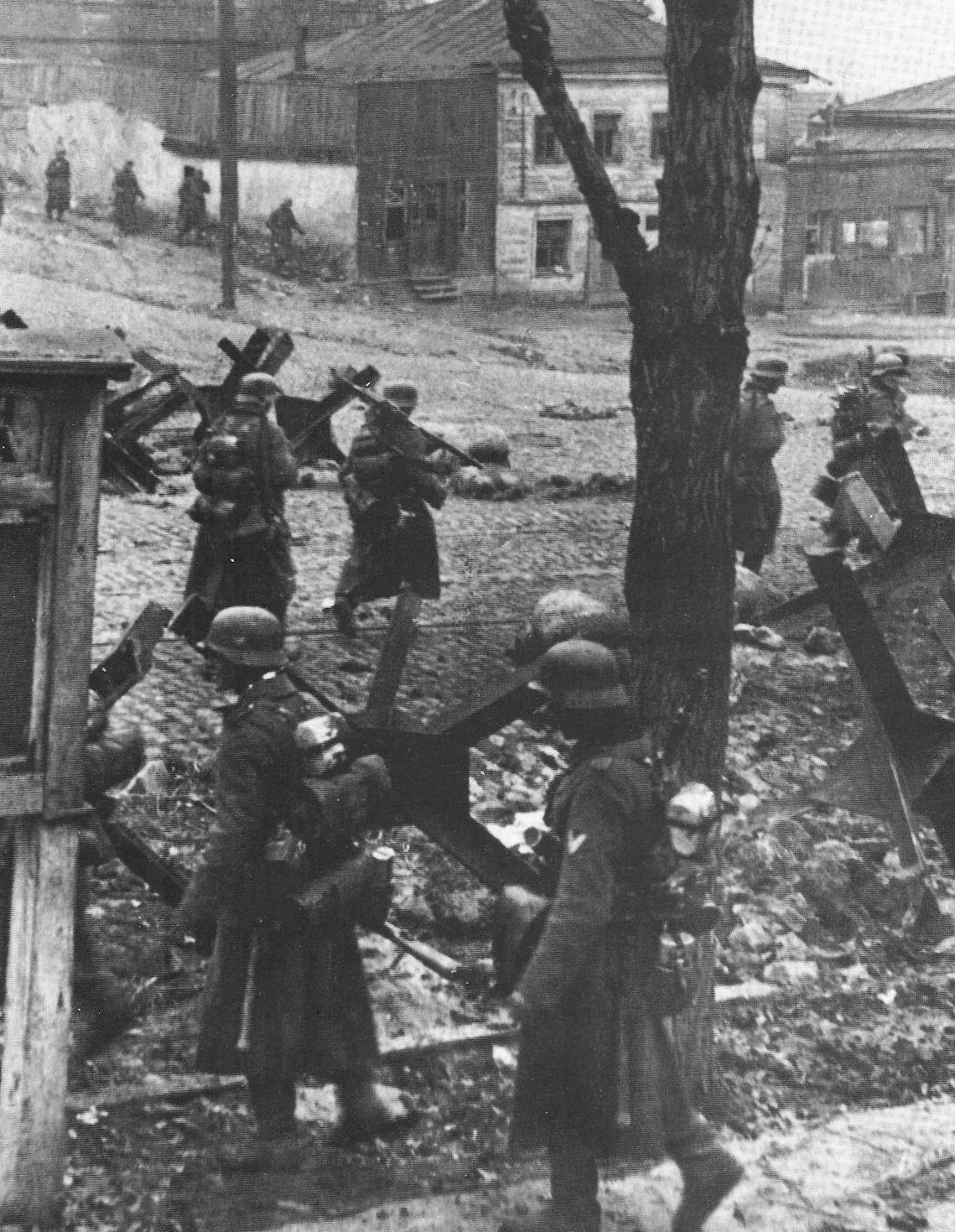 Tropas de la 57.ª División de infantería entrando en Járkov, las victorias se sucedían una tras otra.