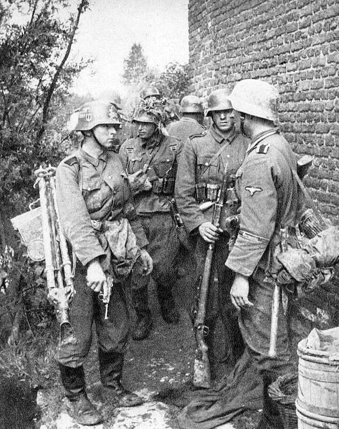 Un suboficial de las SS con un grupo de Soldados en algún lugar de Francia en 1940