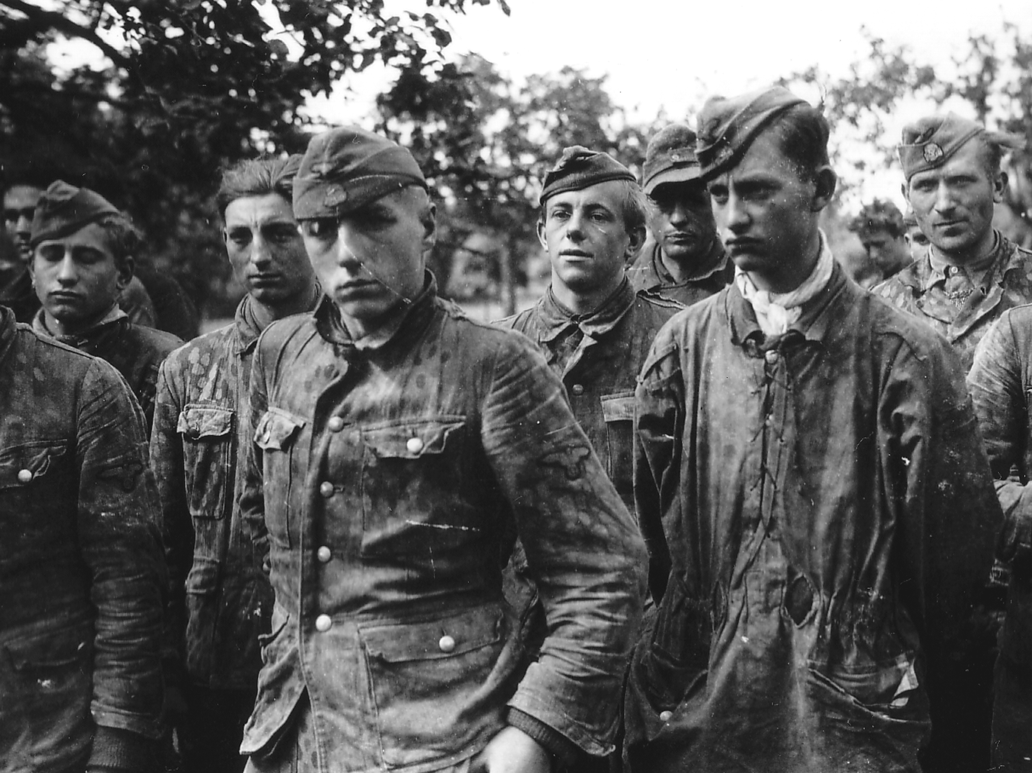 Pero toda gloria tiene su fin, como estos prisioneros capturados en Normandía.