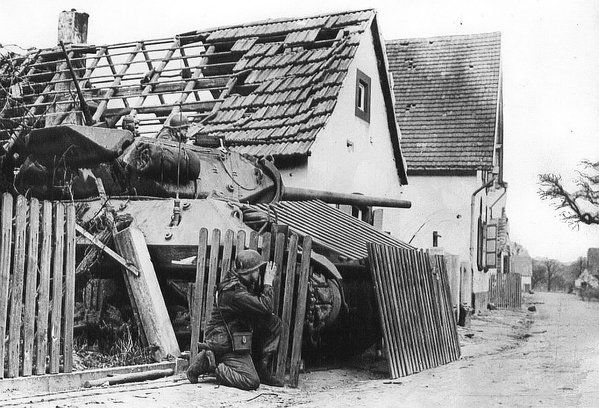 Un Tank-Destroyer, camuflado, para dar apoyo a las tropas que han entrado en Alemania