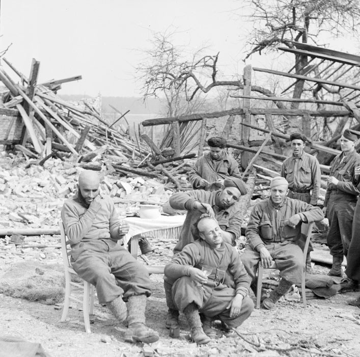 Un grupo de goumiers, descansando entre combates