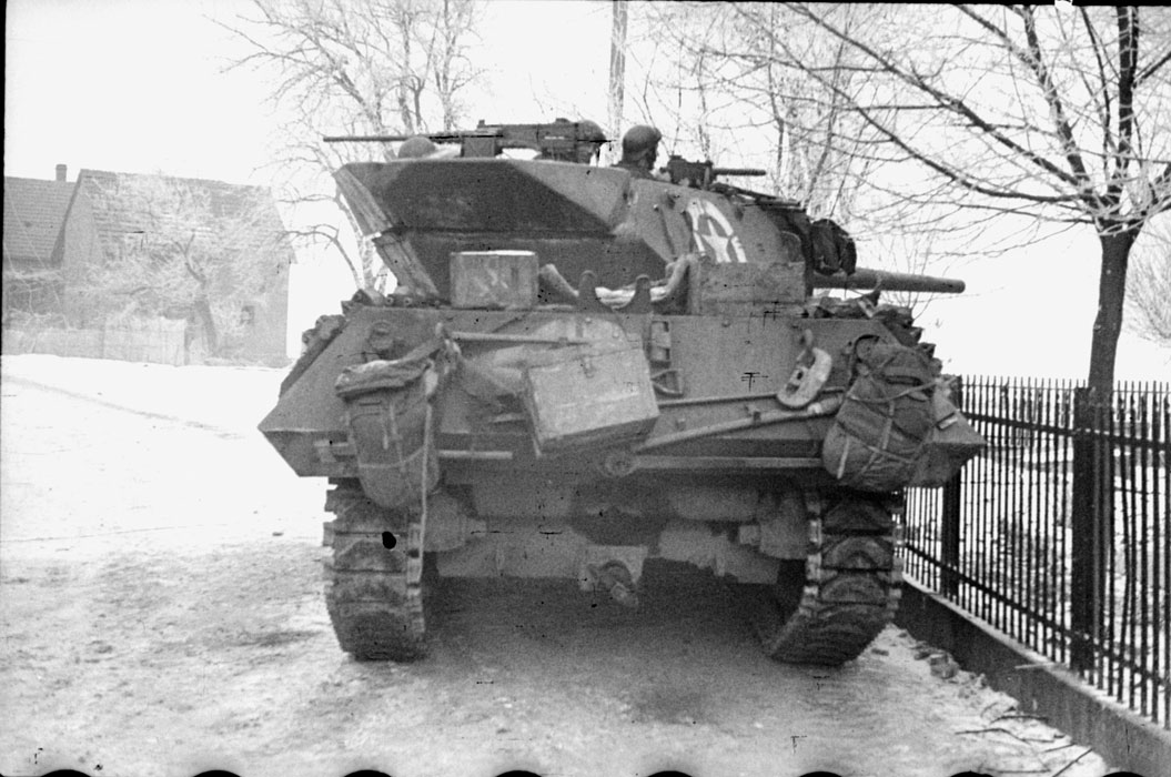 Magnífica foto de un Tank Destroyer M10. Su principal inconveniente era el techo abierto de la torreta, y su vulnerabilidad al fuego de artillería