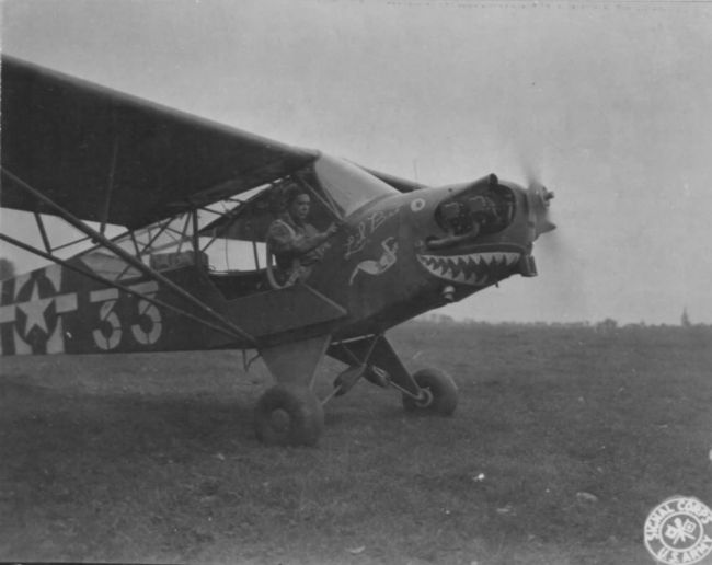 El Piper Cub fue un avión de reconocimiento artillero y comunicaciones, bastante similar al Fieseler Storch alemán.