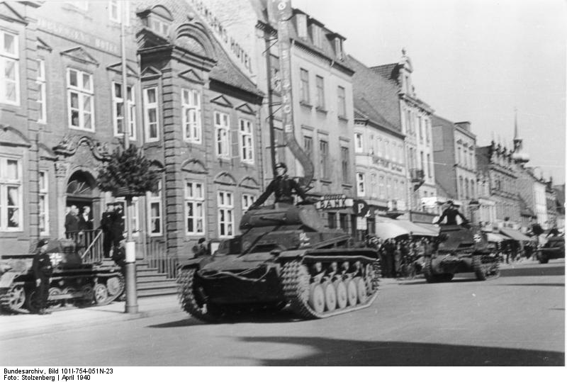 Panzer II y I recorriendo una ciudad danesa.