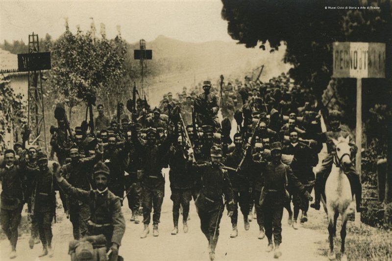 Soldados italianos marchando al frente. Los primeros momentos siempre son optimistas...