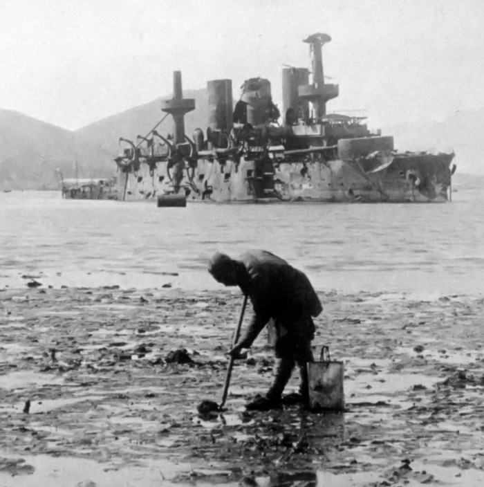 El acorazado ruso Peresviet, destruido, descansando sobre el fondo del fondeadero interior de Port Arthur