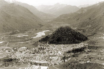 Tolmin, mirando desde el este. La elevación cónica es la colina del castillo, y la cota 588 es la elevación a la izquierda de la foto.