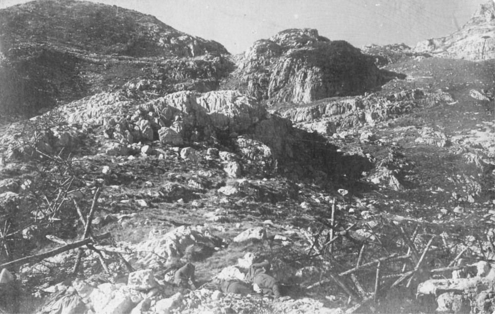 Trincheras en la cima del monte Rombón