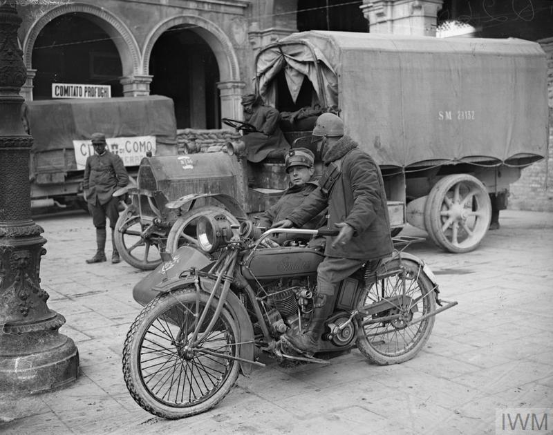 La motorización, como podemos ver aquí, fue una de las grandes innovaciones aplicadas en masa por el Ejército italiano.