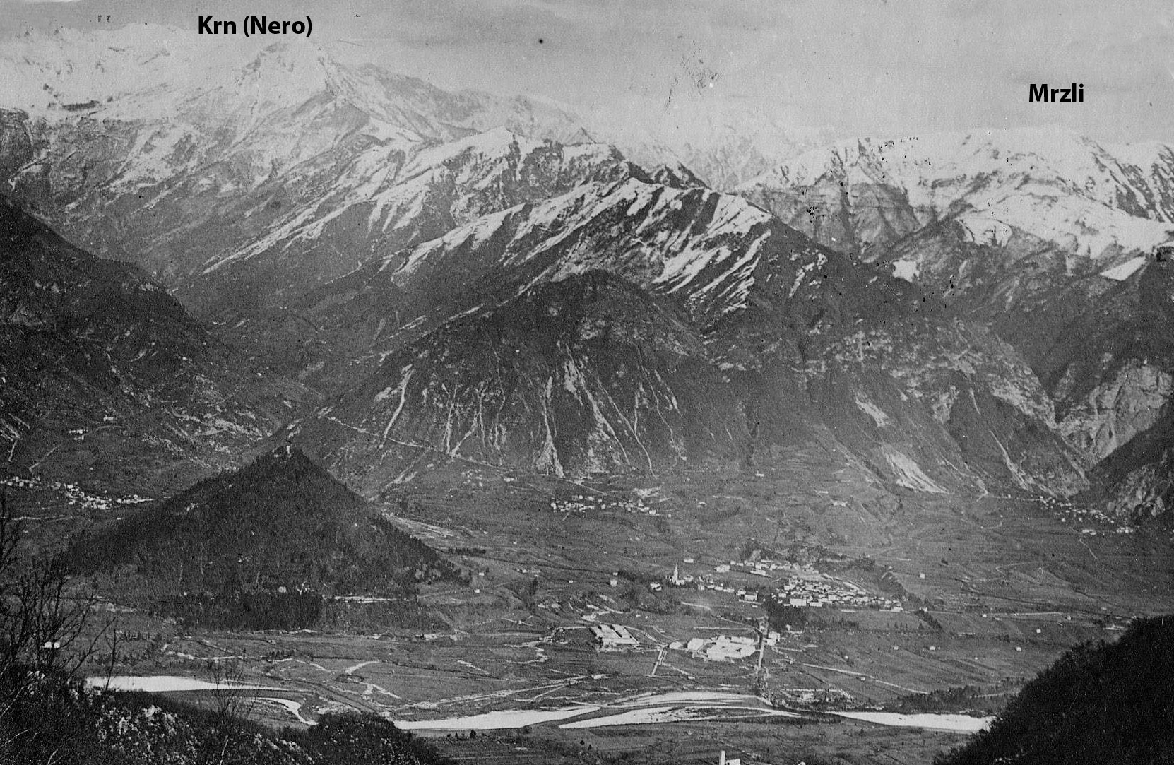 Esta fotografía de época de Tolmin, el pueblo, y las dos alturas principales, nos permite hacernos una idea del desafía al que se enfrentaban los italianos.